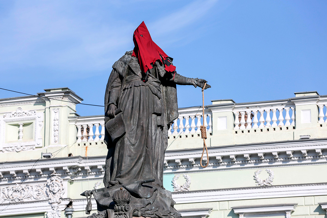 The monument to Catherine 2 (Monument to the founders of Odessa) is visible on Ekaterininskaya Square with an executioner's cap and a noose in his hand